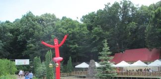 Scandal la Hamak! Partenerii de afaceri își spală rufele in justiție Hamak