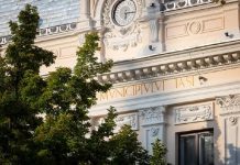 Daune morale cerute de la Primăria Iaşi pentru o femeie care nu a putut ajunge la o lansare de carte! Primaria Iasi