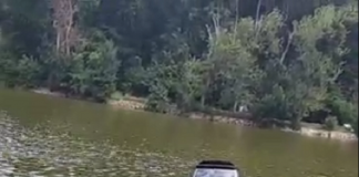 Cum reacționează Politia ieseană cu un om disperat care a vrut să se sinucidă: îl arestează masina-Cezara-Moraru-in-apa