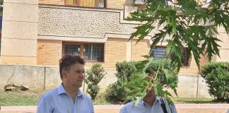 Un deputat AUR s-a ascuns la umbră în timpul intonării imnului. Galerie foto Cristian Daniel Ivanuta la umbra la intonarea imnului-