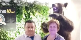 Primăria în care cântă găina. Soția își obligă soțul primar s-o angajeze în instituție Gelu si Doina Spaiuc