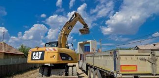 Incredibil! Politistii păzesc muncitorii care modernizează un drum. Localnici revoltați, firma din fieful PNL și-a batut  joc modernizare drum Andrieseni