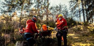 Bărbatul mutilat de urs operat timp de 7 ore la Spitalul Spiridon. Medic: „Reconstruim fața” victima preluata de Salvamont Vatra Dornei-