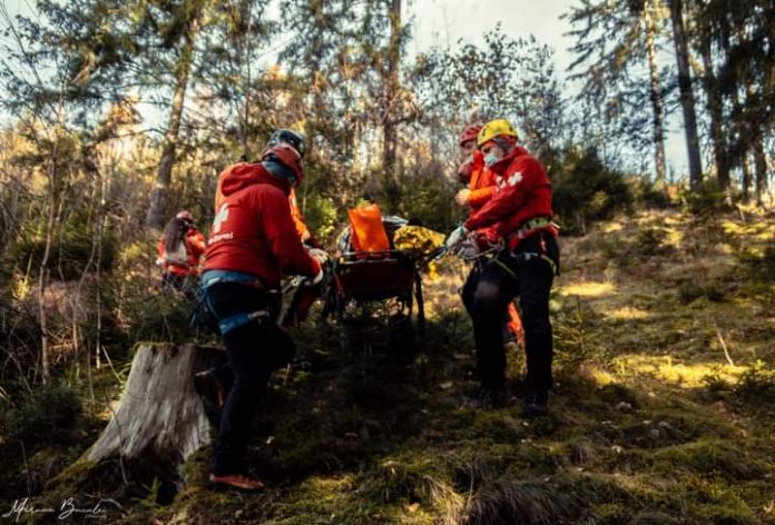 victima preluata de Salvamont Vatra Dornei-