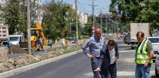Ne-au furat până și la pavele. Curtea de Conturi a descoperit plăți ilegale și lucrări în bătaie de joc Mihai Chirica pavele vizita in teren-1
