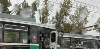 Masina făcută zob de un tramvai pe Calea Chișinăului. Șoferul are 80 de ani accident Calea Chisinaului