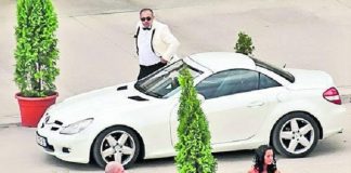 Clanul lui Cosmos Tănase călcat din nou de procurori. Percheziții într-un dosar de vrăjitorie Cosmos Tanase langa masina