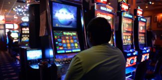 Patronul Kings Club jefuit de proprii angajați. I-au jucat banii la păcănele angajat sala jocuri de noroc