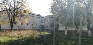 Mafia Imobiliară a plantat un bloc în curtea unei creșe. Acte false, prefectul cere anularea autorizației terenul pentru bloc din spatele cresei din Cantemir