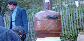 Anchetă ca-n Las Fierbinți. Milionar din cazane de rachiu prins de Antifraudă la Iași cazan de țuică