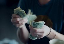 Afaceristă din Iași, acuzată că a păcălit autoritățile! „Gaură” de 45.000 de euro înregistrată la buget! femeie numara bani