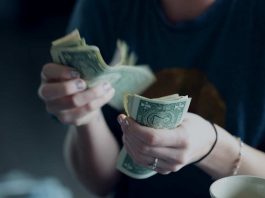 Afaceristă din Iași, acuzată că a păcălit autoritățile! „Gaură” de 45.000 de euro înregistrată la buget! femeie numara bani