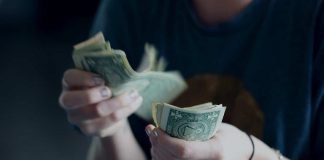 Afaceristă din Iaşi, obligată de judecători să returneze statului peste 135.000 de lei! (EXCLUSIV) femeie numara bani