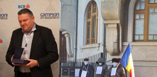 Războiul în justiție dintre niște țărani și un milionar. Dosarul lui Deleanu îngropat cu probe false Constantin Deleanu si cei trei tarani protestand in fata Parchetului