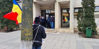 Așa arată nedreptatea și disperarea! Un bătrân s-a legat cu lanțuri în fața Judecătoriei Constantin Lungu legat cu lanturi in fata Judecatoriei Harlau