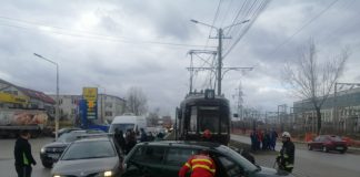 Un tramvai a intrat în plin în două mașini pe Calea Chișinăului. Trei răniți accident Calea Chisinaului cu doua masini