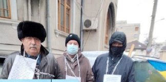 Țăranii care l-au denunțat pe Deleanu ridicați de jandarmi din fața Parchetului. Protest în lanțuri Constantin Deleanu si protest in lanturi la Parchet