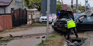 Biciclist lovit grav de un autoturism in Leţcani. Gardul unei case distrus după impact accident bicicleta Letcani-