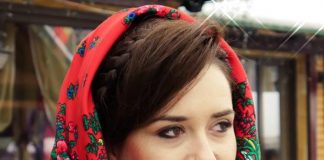 PSD a pus la cancelaria prefectului o sexi-cântăreață de muzică populară. Popa a luat-o si la Bucuresti Loredana Colotin