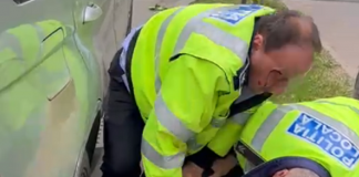 Doi polițiști locali au bătut un ieșean după ce l-au pus la pământ. Video exclusiv politisti locali lovesc un iesean