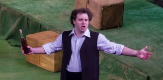 Servilism politic dus la extrem! Managerul Operei a făcut pe lăutarul la paranghelia PSD Andrei Fermesanu canta