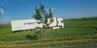 Un TIR a luat-o pe arătură după ce a părăsit șoseaua europeană TIR pe camp in localitatea Horia