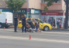 Pieton  luat pe sus de un taxi in zona Belvedere