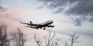 Clipe de panică pe aeroportul din Iaşi. Un avion a ratat aterizarea din cauza vântului puternic