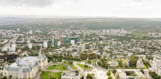 Soluția „Bridging Time, Bridging Communities”, proiectată de UNStudio, a fost desemnată câștigătoarea concursului internațional de arhitectură organizat de IULIUS, pentru o nouă dezvoltare în zona centrală a Iașului Iasi vedere de sus