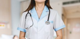 Viitoare doctoriţă, băgată în boale după ce a intrat în scara blocului! Tânăra a trecut prin şocul vieţii din cauza unui pervers! (EXCLUSIV) Medic
