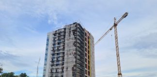 Dosar penal pentru cel mai înalt turn din Copou. Azimut: penthouse ridicat ilegal Azimut Copou in constructie-