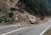 Căderi masive de bolovani au blocat șoseaua Vatra Dornei-Broșteni