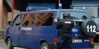 Scene de groază într-un parc! Un jandarm în timpul serviciului și-a amenințat șefii cu arma, un colonel și un căpitan jandarm trage cu arma