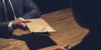 Lovitură de teatru! Funcţionar public, condamnat pentru şpagă la Iaşi! (EXCLUSIV)