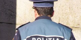 Un poliţist şi un pompier din Iaşi, acuzaţi oficial într-un dosar de pornografie infantilă! Un politist in uniforma