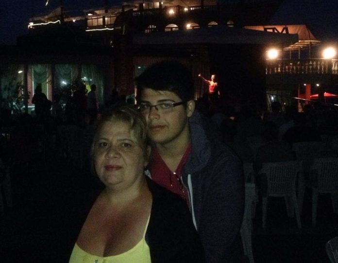 Elena şi David Motaş, noaptea, la o petrecere în aer liber