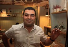 Avocatul ieşean Sebastian Felecanu, într-o încăpere, cu o ţigară aprinsă în mână
