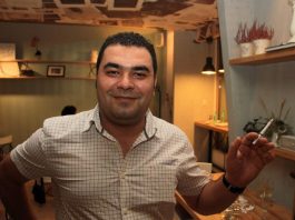 Avocatul Sebastian Felecanu, condamnat definitiv la 23 de ani de închisoare pentru uciderea iubitei! Avocatul ieşean Sebastian Felecanu, într-o încăpere, cu o ţigară aprinsă în mână