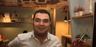 Avocatul acuzat că şi-a omorât iubita, lăsat să plece de la domiciliu! Sebastian Felecanu vrea să fie liber! Avocatul ieşean Sebastian Felecanu, într-o încăpere, cu o ţigară aprinsă în mână