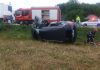 Tragedie, pe o şosea din Iaşi! Mergeau pe marginea drumului, când au fost izbiţi de o maşină! (EXCLUSIV) Un autoturism răsturnat pe un câmp, un vehicul de decarcerare, pe şosea, câţiva martori şi un pompier ce e pregăteşte să taie vehiculul răsturnat