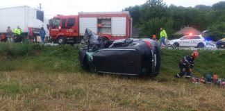 A urcat băut la volan şi a ucis un om! Uite ce pedeapsă i-au aplicat judecătorii! (EXCLUSIV) Un autoturism răsturnat pe un câmp, un vehicul de decarcerare, pe şosea, câţiva martori şi un pompier ce e pregăteşte să taie vehiculul răsturnat