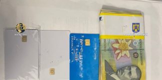 Percheziţii la Iaşi! Suspecţi de ţepe cu carduri bancare, luaţi pe sus de „mascaţi”! GALERIE FOTO Carduri şi bani