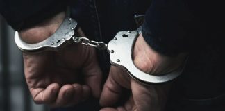 A fost încătuşat deoarece era pus pe harţă în supermarket! Nu s-a potolit nici când a văzut oamenii legii! Barbat cu mainile incatusate la spate