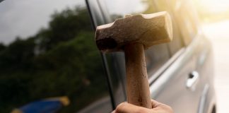 Şocant! Elev acuzat că a lovit o femeie cu ciocanul în cap! De unde a izbucnit scandalul! (EXCLUSIV) Ciocan, în mâna unui tânăr, lângă parbrizul unui autoturism în care se reflectă o umbrelă multicoloră