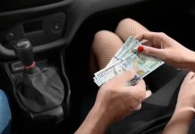 A cerut bani pentru cadrele medicale, dar a fost prins! Scandal în care a fost implicat un angajat al IML! mana cu bani in masina