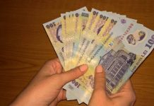 Ieşeancă, pedepsită după ce a încercat să păcălească Fiscul! Scandalul, generat de o „gaură” de peste 100.000 de lei! Mâinile unei femei, ţinând mai multe bancnote