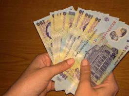 Ieşeancă, pedepsită după ce a încercat să păcălească Fiscul! Scandalul, generat de o „gaură” de peste 100.000 de lei! Mâinile unei femei, ţinând mai multe bancnote