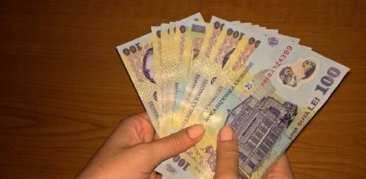 Casieră a unei universități, condamnată definitiv pentru delapidare! (EXCLUSIV) Mâinile unei femei, ţinând mai multe bancnote