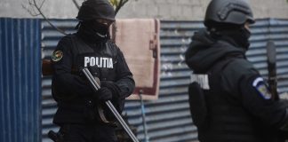 Tânără din Iaşi, prinsă cu cocaină! Uite ce a păţit Ana Maria Vlad! (EXCLUSIV) Doi mascati, unul avand o arma in brate