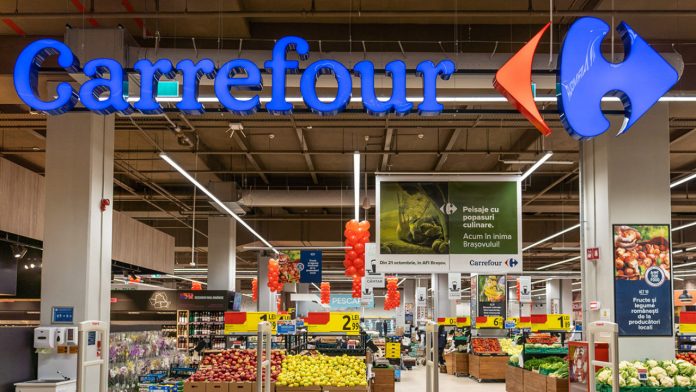 Raion de fructe şi legume dintr+un magazin Carrefour